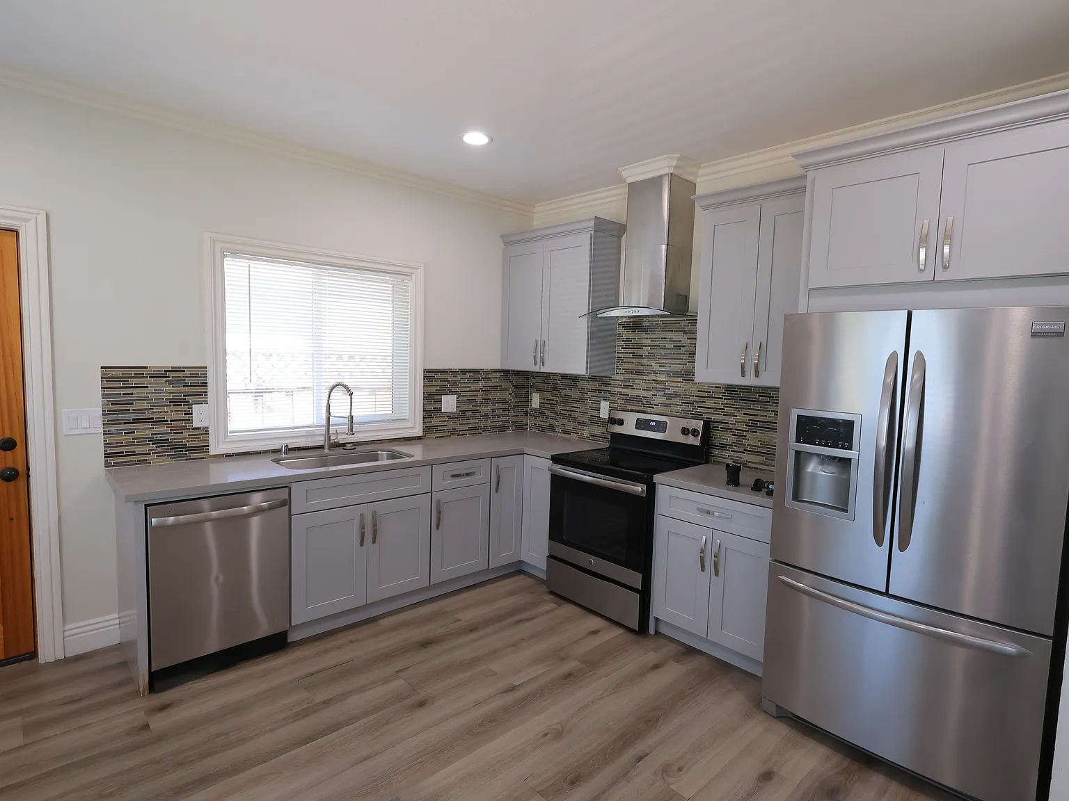 1 bed, 900 sqft, $2,400 — Photo 3