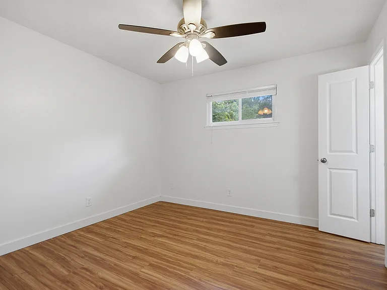 112 Redwood Rd — Photo 7