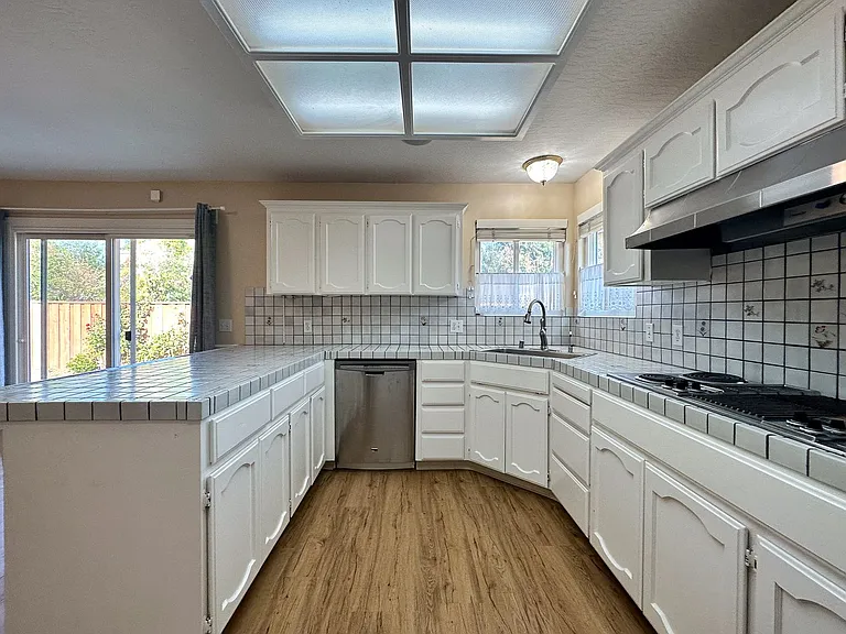 1727 Coralee Dr — Photo 6