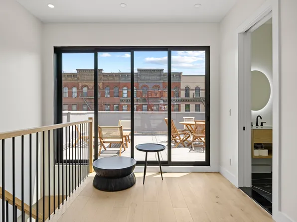 389 Manhattan Avenue image 30 of 38