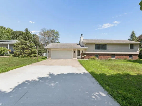 1353 Plymouth Rd, Mason City, IA 50401