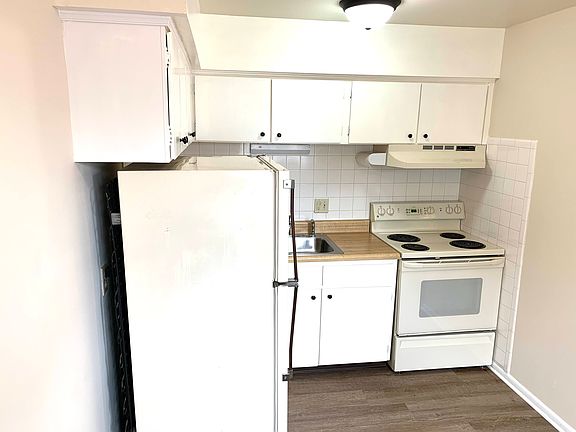 3rd image of 335 E Lancaster Ave Unit E20