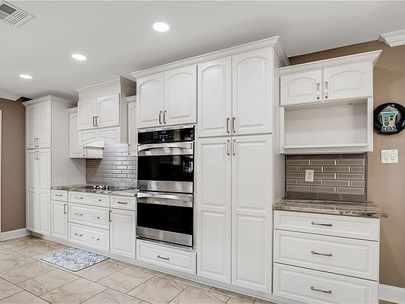 5th image of 305 Devon Rd