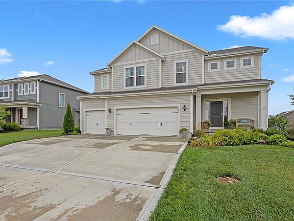 2nd image of 102 SE Ayden Ln
