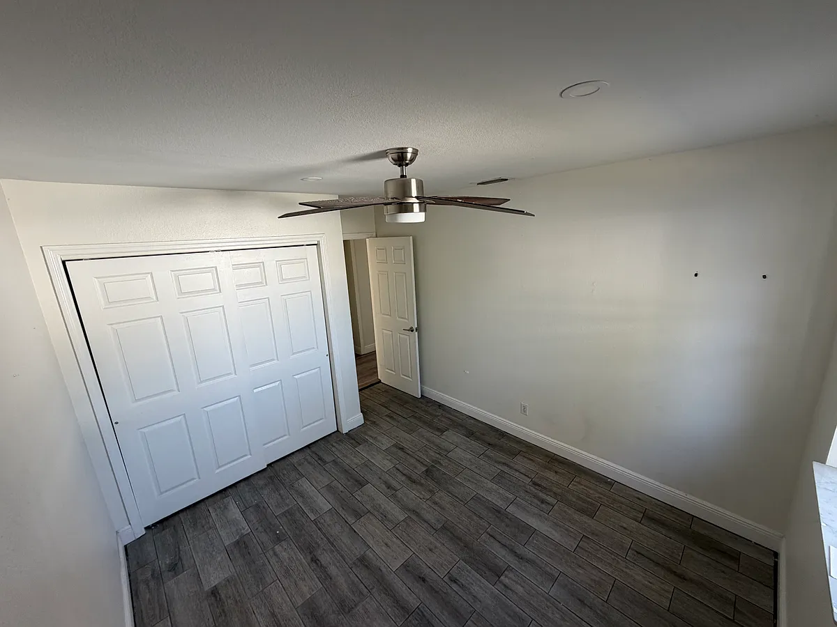Building Photo - 211 S Melville Ave #C
