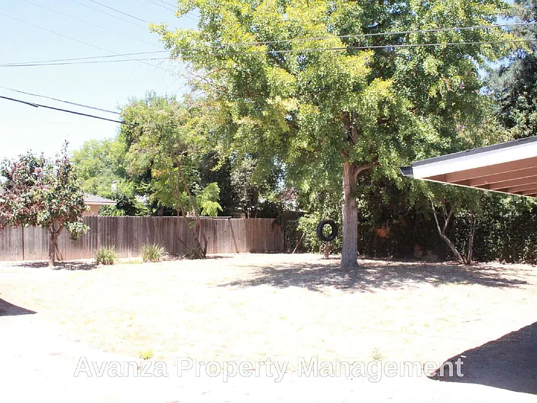 5677 N Millbrook Ave — Photo 23