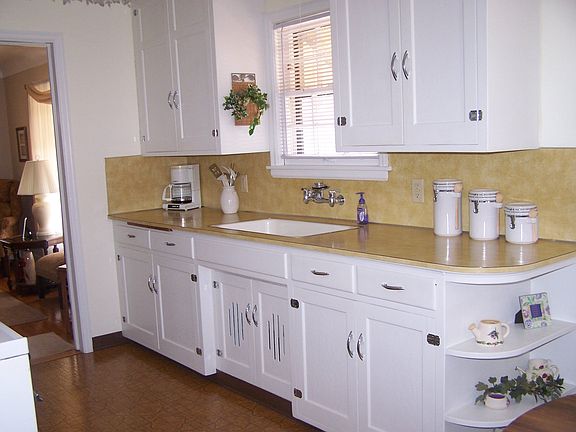 Eat-in kitchen, bright & cheery