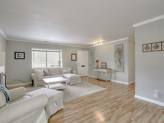 4th image of 1606 Dolphin Dr