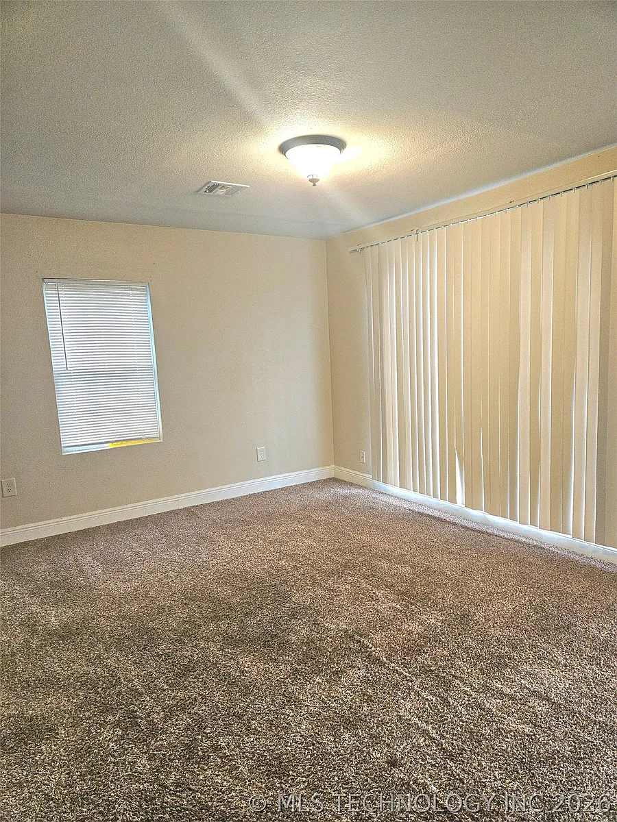 Building Photo - 2040 E Woodrow Ct