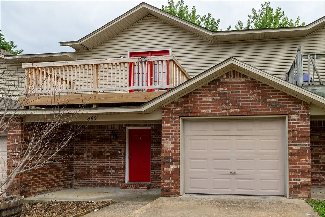 3 bed, 2.5 bath, 1496 sqft, $1,700 — Photo 1