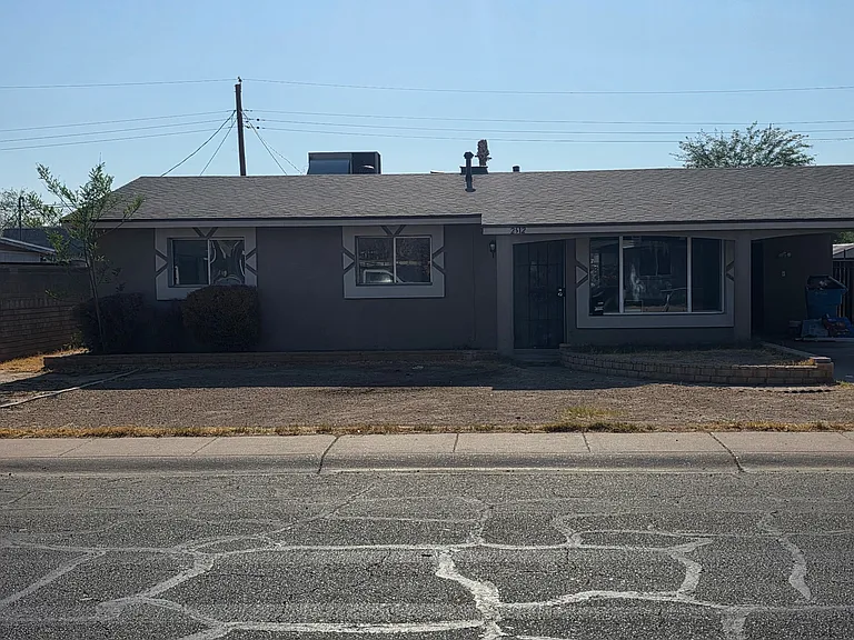 2512 N 47th Ln — Photo 2