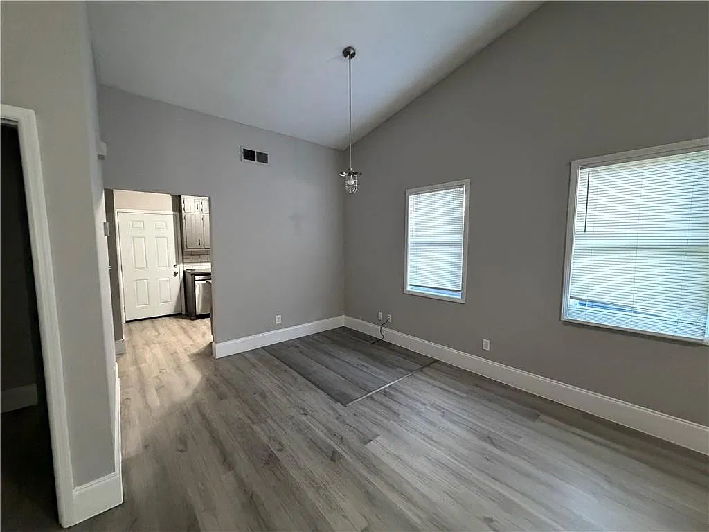 2 bed, 1.0 bath, 1928 sqft, $1,400 — Photo 4