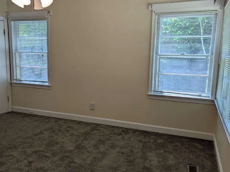 610 W Charlton St — Photo 31