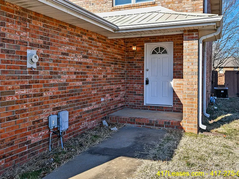1261 E Lakewood St — Photo 4