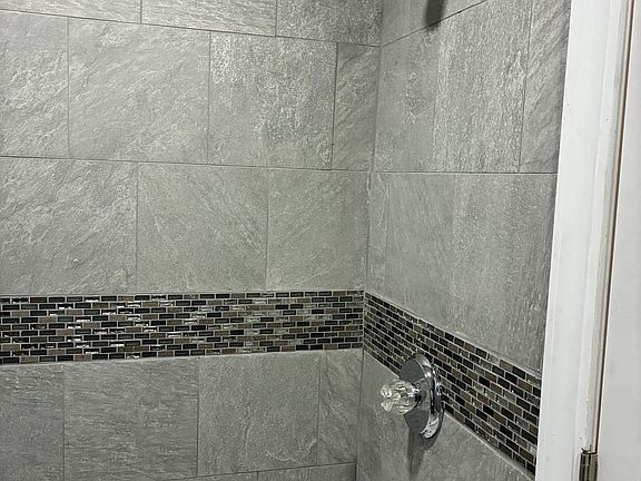 4th image of 5138 W Hirsch St