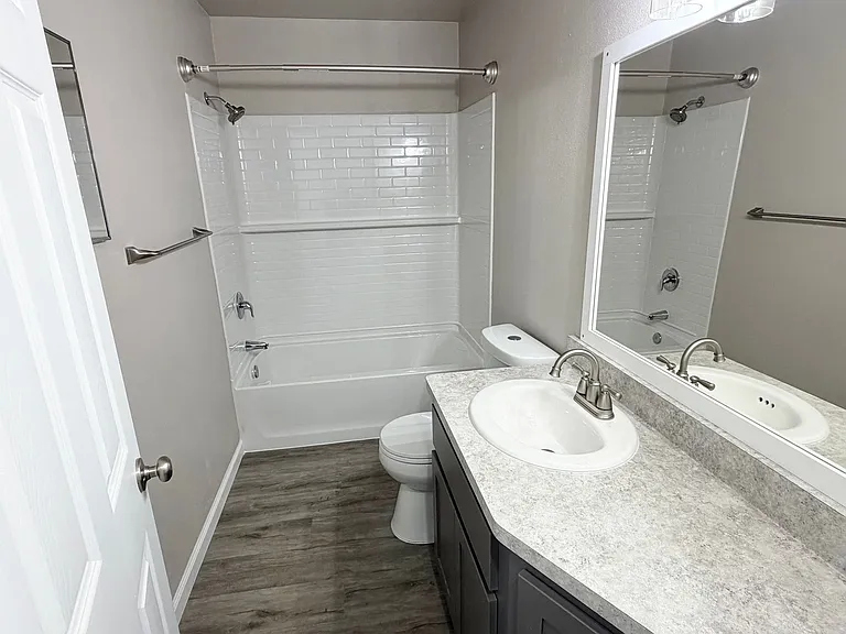 Granada Apartments — Photo 15