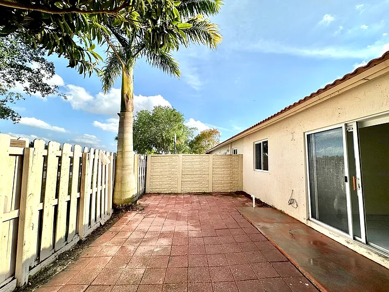 5841 SW 162nd Ct — Photo 3
