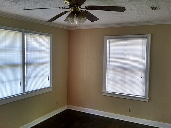 2nd image of 1014 N Oak St APT B