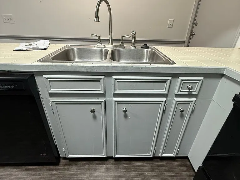 Stonehenge Apartments — Photo 3