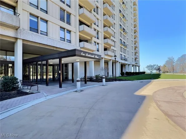 1 Bratenahl Pl APT 1501, Cleveland, OH 44108
