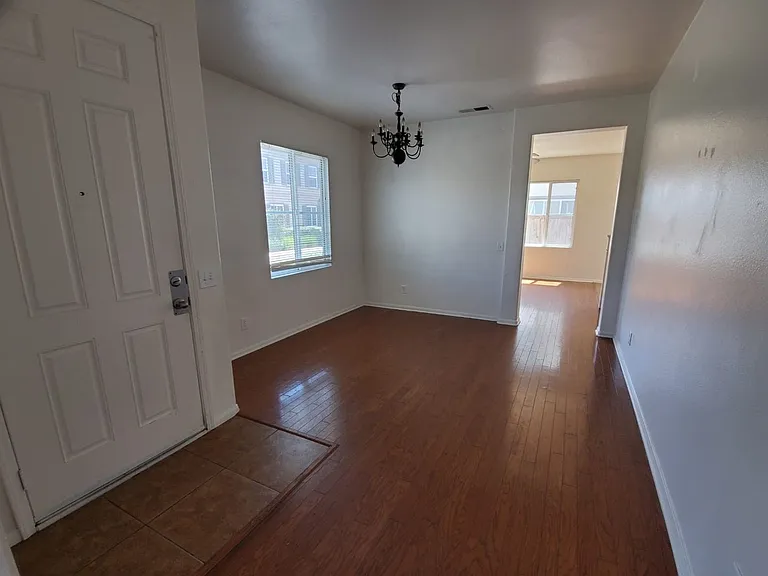 453 Cornwall Gln — Photo 4