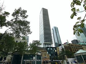 224 King St W