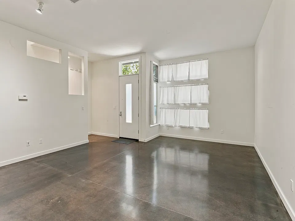 7 Ealing Ln