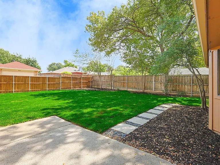 653 Raven Ln — Photo 15