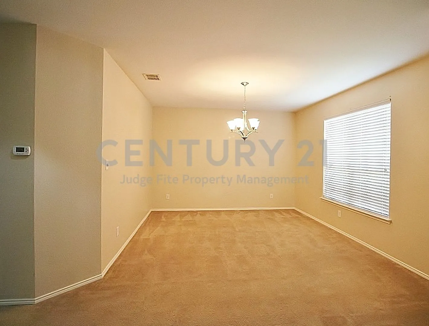 Wonderful 2-Story 4/2.5/2 in Duncanville ISD For Rent! — Photo 3