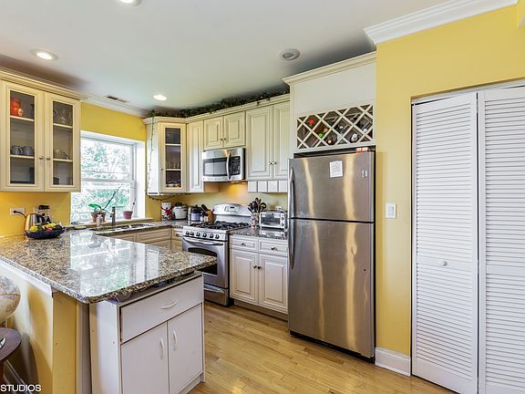 4th image of 6511 N Oakley Ave APT 3
