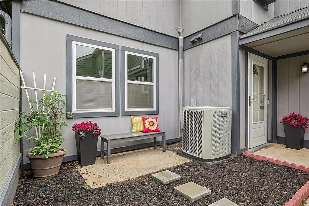 3 bed, 2.5 bath, 1369 sqft, $2,050 — Photo 3