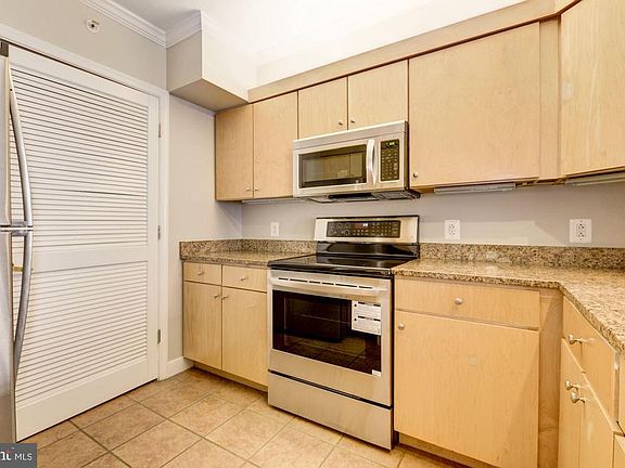 Stainless appliances and plentiful storage