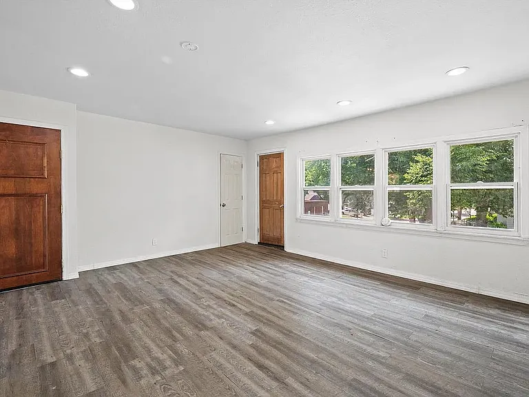 5400 N 53rd St #B — Photo 11