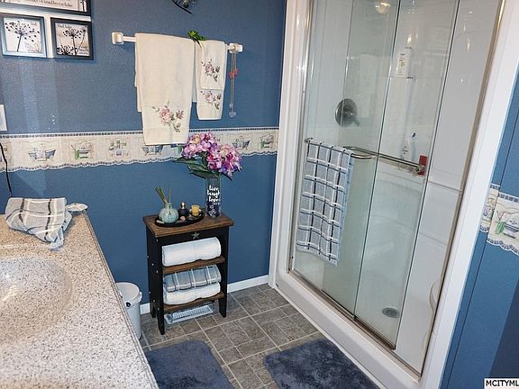 4th image of 632 3rd St NE