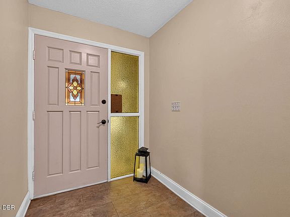 3rd image of 319 Quaker Ridge Dr