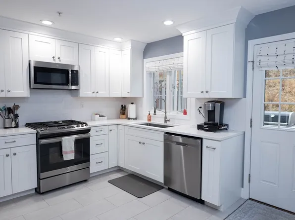 600 Justin Dr Unit 4, Weymouth, MA 02188