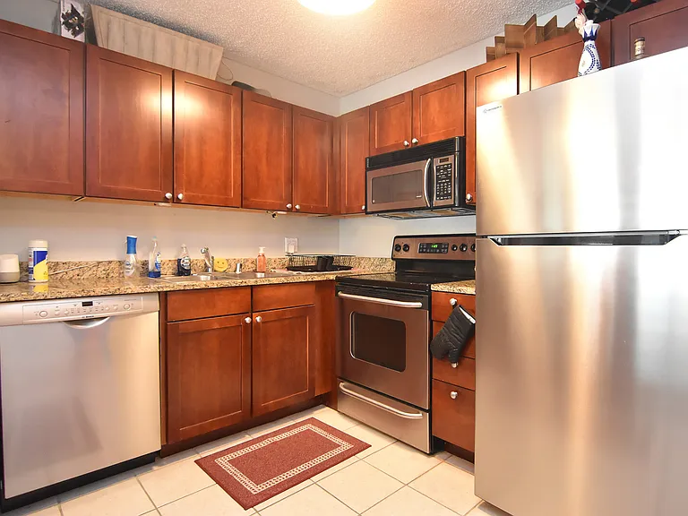 E Huron St — Photo 2