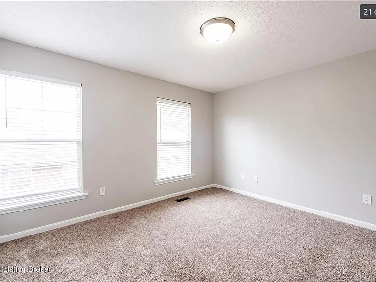 402 Clare Ln #402 — Photo 6