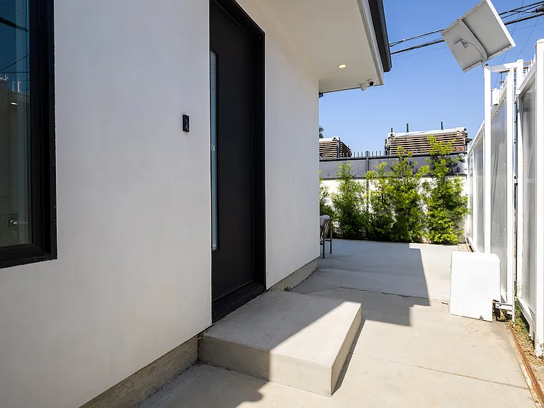 2372 Kelton Ave — Photo 11