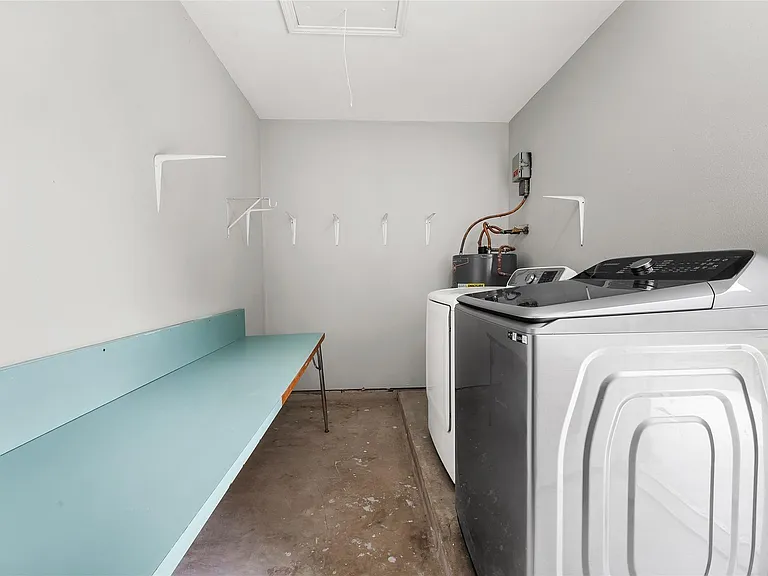135 Navajo Cir — Photo 23