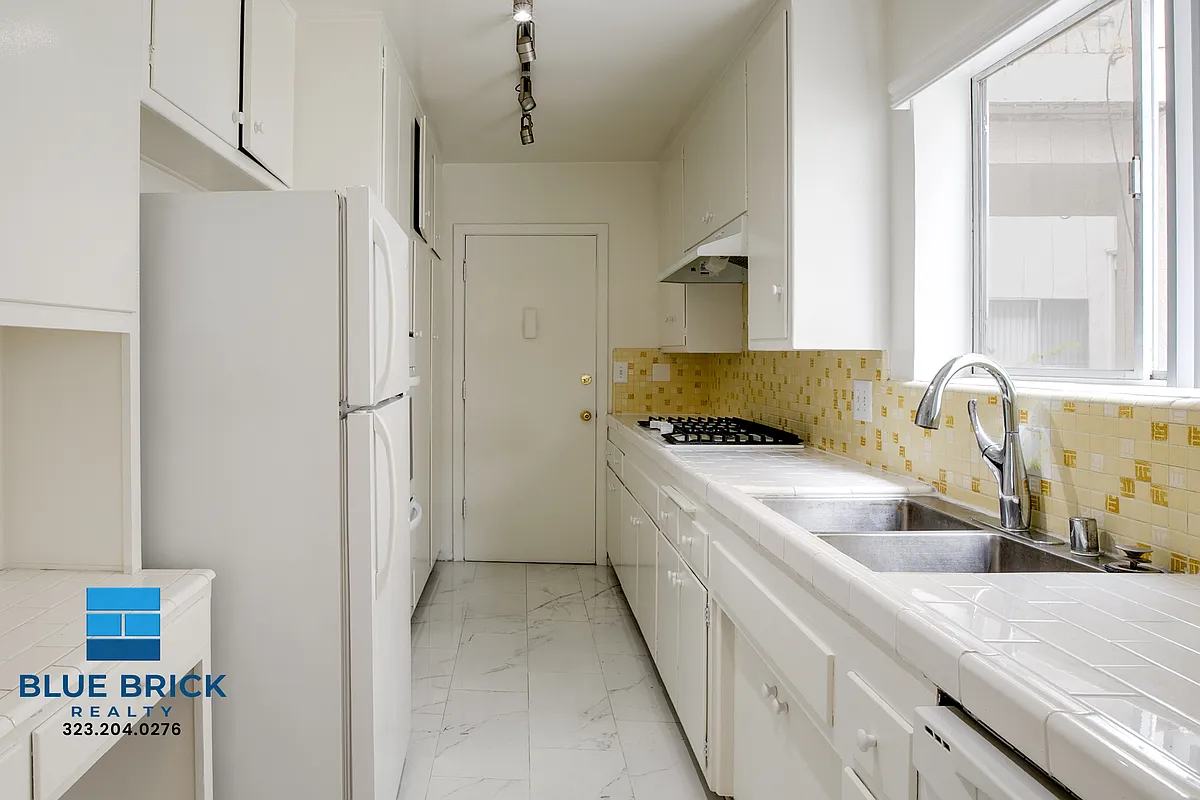 Building Photo - 221 S Reeves Dr #204