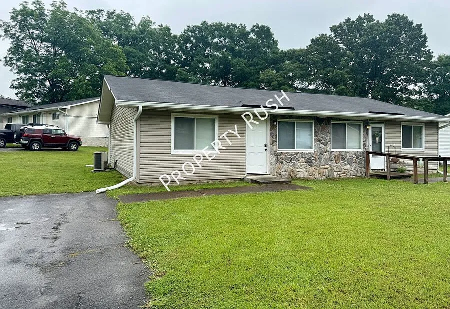 52 Frawley Rd. - Charming 2 bed/1 bath duplex unit in East Ridge! $1,100/mo. — Photo 3