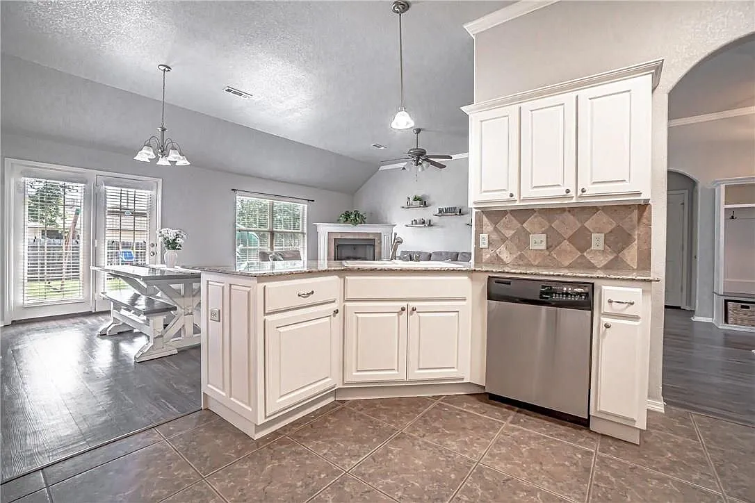 4 bed, 2.0 bath, 1741 sqft, $2,100 — Photo 3