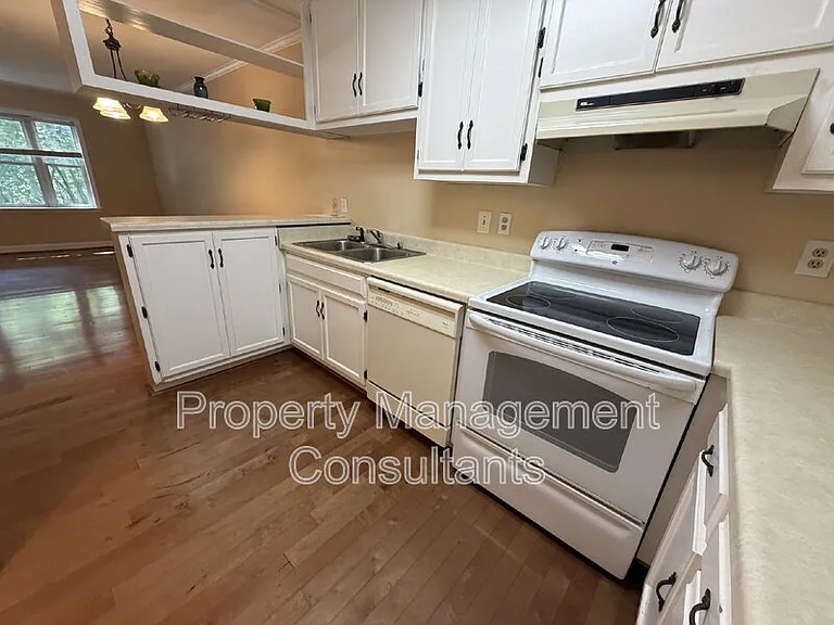 2083 Woodlawn Dr SW — Photo 6