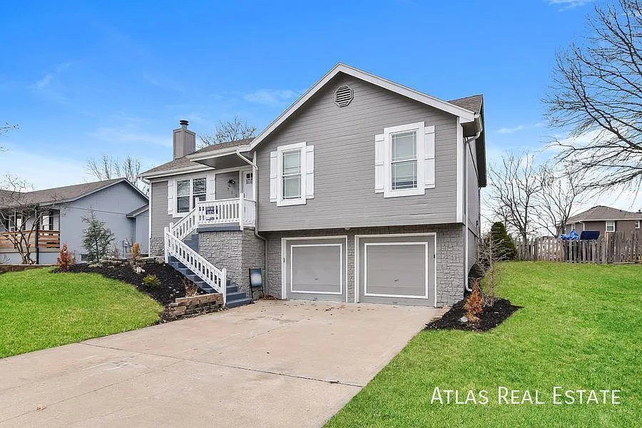 Amazing and renovated 4 Bed/3 Bath home located in Raymore! Coming soon — Photo 2