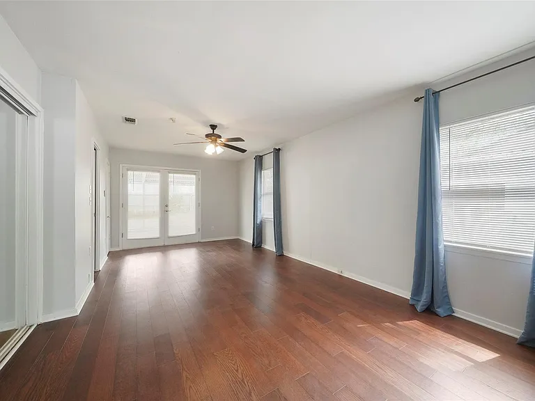 930 W 42nd St — Photo 22