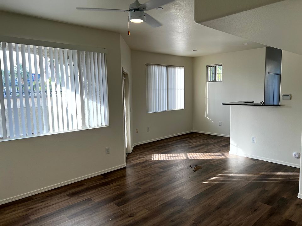 Living room
Dining room