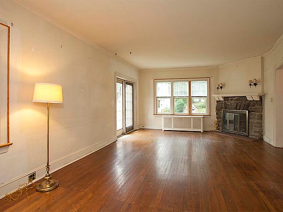 Living Room with fireplace