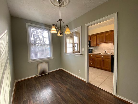 dining area with opening to the kitchen
