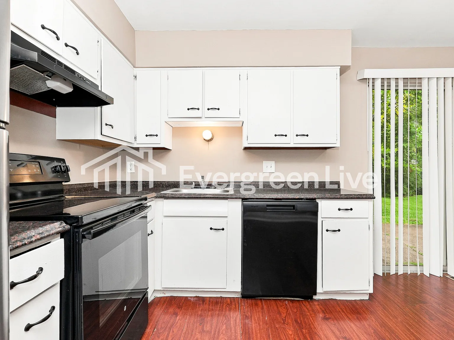 3 bed, 1.0 bath, 925 sqft, $1,595 — Photo 4